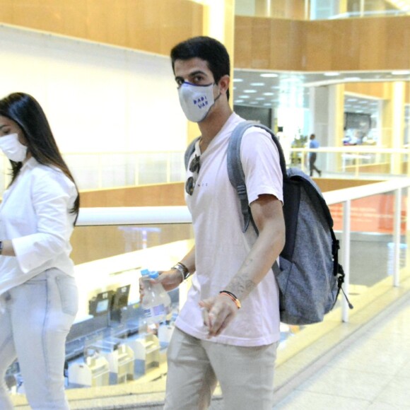 Enzo Celulari estava sem Bruna Marquezine quando foi flagrado em embarque do Santos Dumont, no Rio de Janeiro