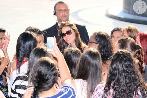 Mel Fronckowiak foi cercada pelos fãs na porta de um hotel, em São Paulo