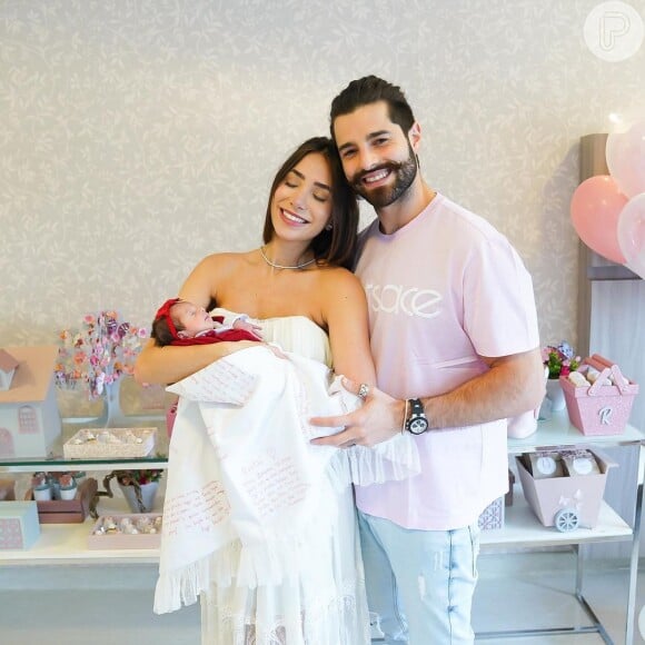 Alok e Romana Novais se tornaram pais de Raika em dezembro