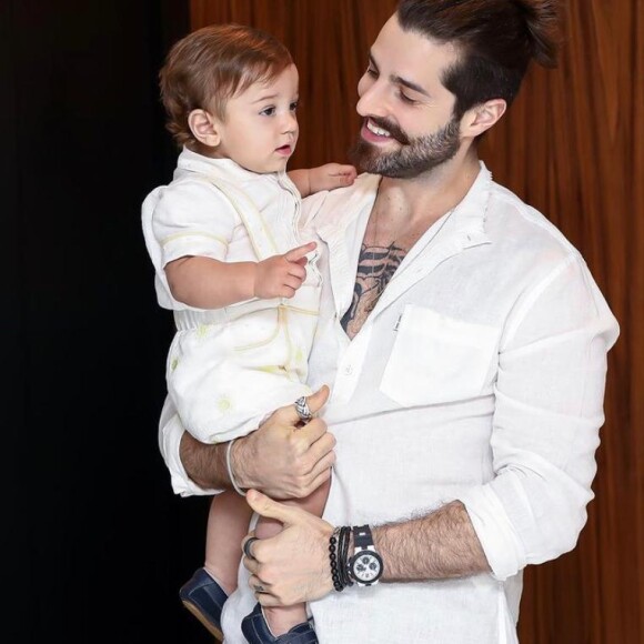 Alok também é pai de Ravi, de 1 ano e 2 meses