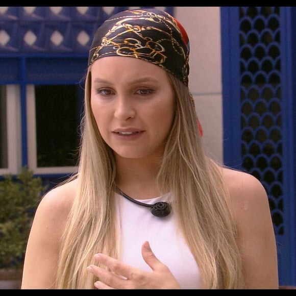 'BBB 21': Carla Diaz reage após Thais torcer por beijo dela e Arthur. Veja a seguir!