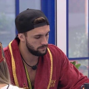 'BBB 21': Arthur não esconde que quer viver affair com Carla Diaz