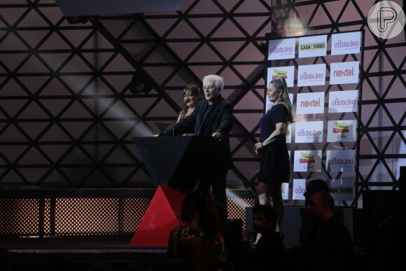 Aguinaldo Silva recebe troféu de Melhor Novela por 'Império' no Prêmio Extra de Televisão, em 11 de novembro de 2014