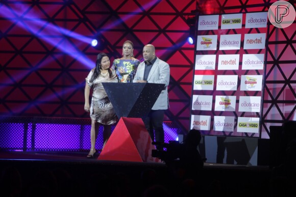 Aílton Graça agradece colegas e família pelo prêmio de Melhor Ator Coadjuvante por Xana Summer em 'Império'