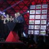 Tiago Leifert recebe prêmio de Melhor Programa por 'The Voice Brasil' ao lado da equipe da atração