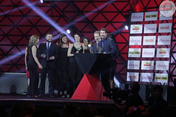 Tiago Leifert recebe prêmio de Melhor Programa por 'The Voice Brasil' ao lado da equipe da atração