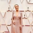 O vestido de Brie Larson no Oscar 2020 teve brilho, fenda e uma capa no comprimento da peça