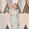 Cate Blanchett elegeu um vestido sereia verde-água com aplicações de penas e cristais Swarovski para o Oscar 2016