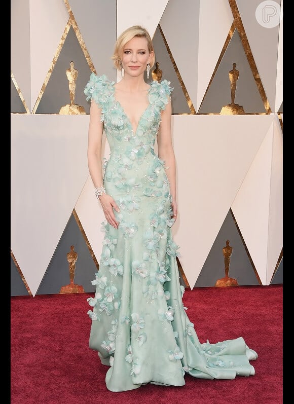 Cate Blanchett elegeu um vestido sereia verde-água com aplicações de penas e cristais Swarovski para o Oscar 2016