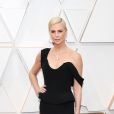 Charlize Theron Oscar poderosa no Oscar 2020 com vestido longo preto com decote em U, com uma das alças caídas, fenda e cauda longa. Chic e sexy!