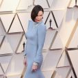 Charlize Theron usou vestido azul em tom pastel para o Oscar 2019: ombros marcados, cauda e nada de decote deram toque elegante ao look