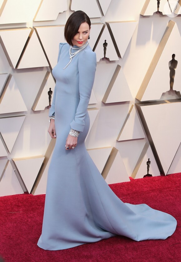 Charlize Theron usou vestido azul em tom pastel para o Oscar 2019: ombros marcados, cauda e nada de decote deram toque elegante ao look