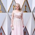 No Oscar 2018, Elisabeth Moss elegeu um vestido off-white com aplicações em cristais e um cino fino para marcar a cintura