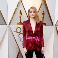 O blazer vinho com calça preta e uma faixa para marcar a cintura foi a aposta de Emma Stone na premiação de 2018. Para quem é fã de calça, uma boa inspiração para festas