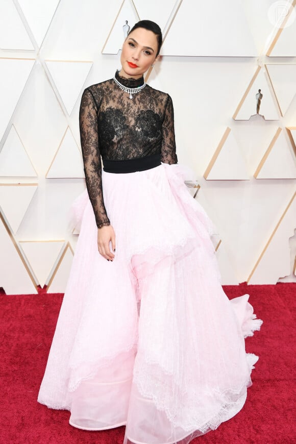 Gal Gadot com look romântico no Oscar 2020: a ousadia ficou por conta da escolha das cores, com blusa rendada preta e saia princesa cor-de-rosa com camadas em renda assimétricas