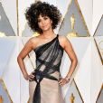 Vestido com transparência e design assimétrico usado por Halle Berry no Oscar 2017 teve detalhes em tule preto, cristais e franjas na barra