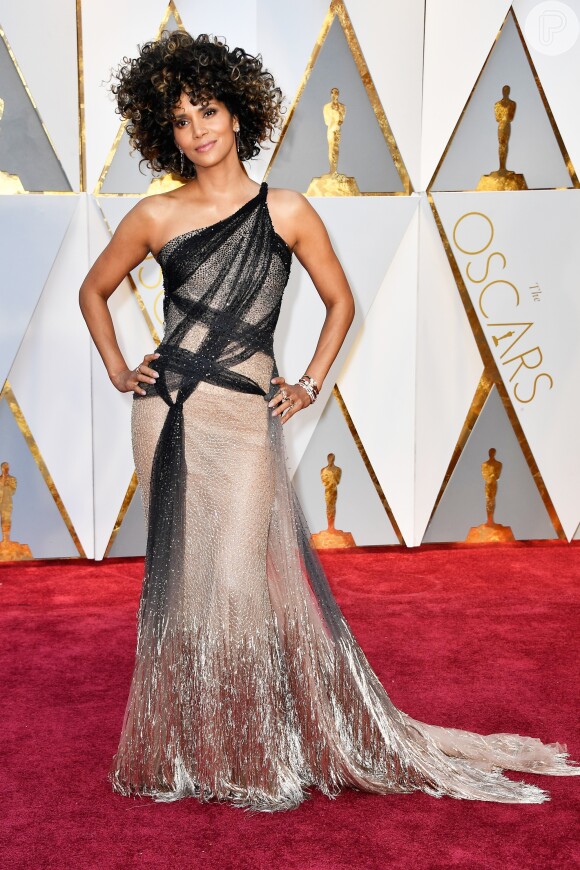 Vestido com transparência e design assimétrico usado por Halle Berry no Oscar 2017 teve detalhes em tule preto, cristais e franjas na barra