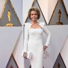 Jane Fonda apostou no vestido branco no Oscar 2018 com ombros marcados com detalhes geométricos no decote reto