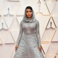 Janelle Monae brilho com esse vestido longo prata com leve transparência e saia evasê no Oscar 2020