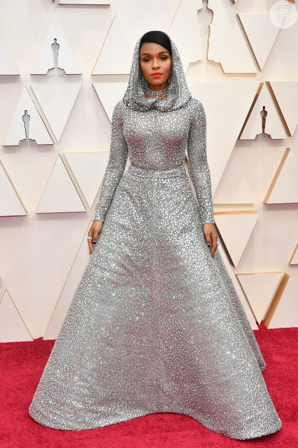 Janelle Monae brilho com esse vestido longo prata com leve transparência e saia evasê no Oscar 2020