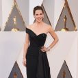 Vestido acinturado com uma alça e ombros nus foi a escolha de Jennifer Garner no Oscar 2016. O vestido longo com design assimétrico é um luxo!