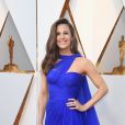 Na linha dos tons mais acessos, Jennifer Garner elegeu um vestido azul-royal evoaçante para o Oscar 2018. Gola com recorte diagonal deram um toque especial ao look com uma capa longa