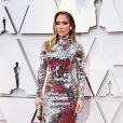 Muito brilho! Essa foi a aposta de Jennifer Lopez no Oscar 2019. O vestido prata com mangas e gola alta e corte reto roubou a cena