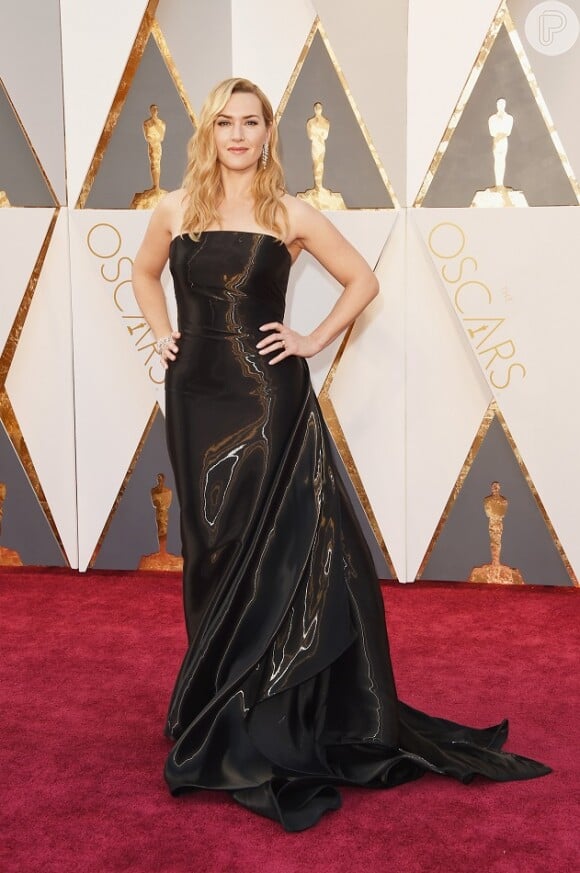 O pretinho nunca pode ficar de fora! Kate Winslet superelegante no Oscar 2016 com um vestido em corte reto com volume na cauda e sem alças