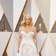 Uma versão moderna de vestido com calça comprida foi a aposta de Lady Gaga no Oscar 2016. Look chic e sugestivo para quem não abre mão da calça comprida e elegância