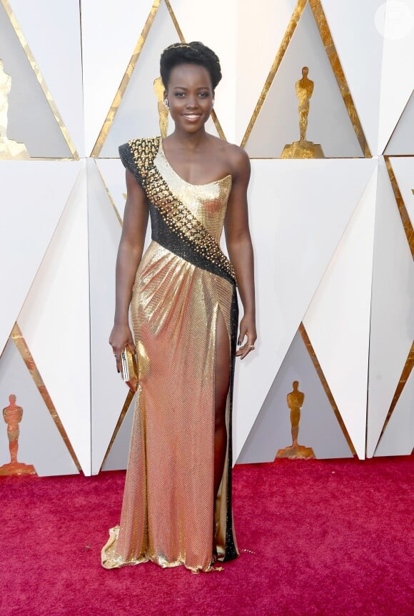 Lupita Nyong'o também escolheu o dourado e brilhou no Oscar 2018 com vestido um ombro só