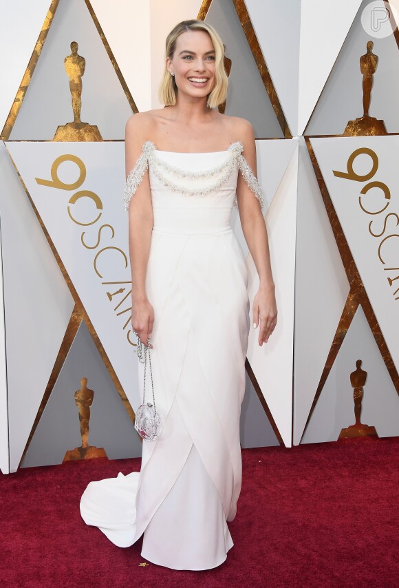 Margot Robbie usou branco no red carpet do Oscar 2018. Corte reto, acinturado e detalhes na altura do decote e ombros para dar um brilho ao modelo. Clean e muito elegante!