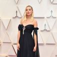 Margot Robbie lindíssima nesse vestido sem alças esvoaçante no Oscar 2020. A peça vintage Chanel é da coleção de alta-costura da grife dos anos 1990