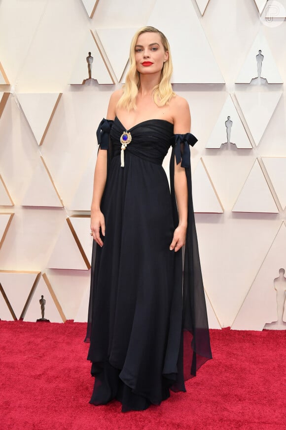 Margot Robbie lindíssima nesse vestido sem alças esvoaçante no Oscar 2020. A peça vintage Chanel é da coleção de alta-costura da grife dos anos 1990