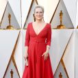 Meryl Streep também já apostou no vermelho no Oscar 2018. Vestido longo acinturado com saia evasê e decote em V. Chic!