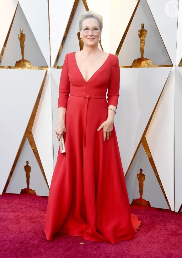 Meryl Streep também já apostou no vermelho no Oscar 2018. Vestido longo acinturado com saia evasê e decote em V. Chic!