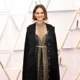 Natalie Portman elegeu um vestido black com renda e costuras douradas no Oscar 2020. Na capa usada para a ocasião, a atriz exibiu nomes das diretoras que foram 'esnobadas' pela Academia