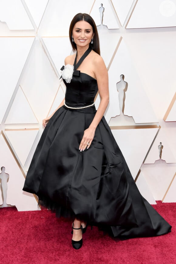 Penelope Cruz usou um vestido black com saia assimétrica e armada para o Oscar 2020