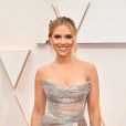 Scarlett Johansson ficou chic no Oscar 2020 com esse vestido champanhe com corpet rendado sob tiras metálicas entrelaçadas da grife Oscar de La Renta