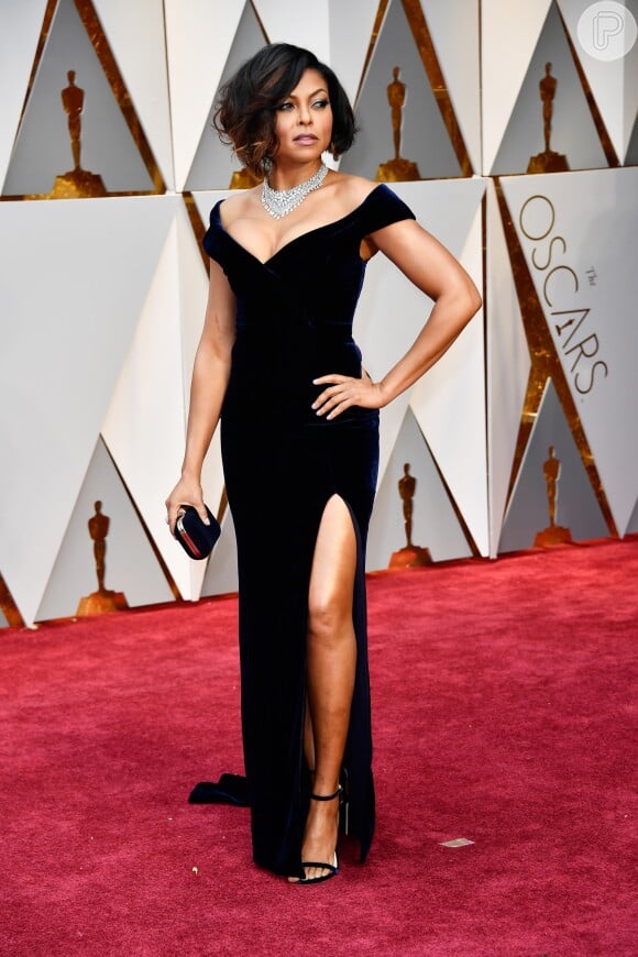 Taraji P. Henson no Oscar 2017 esbanjou elegância e sensualidade com esse modelo de vestido longo, justo, com ombros à mostra e fenda na perna