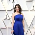 Tina Fey também elegeu um vestido azul mais aceso para o Oscar 2019: corpete e saia plissada com cauda