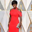 E que tal o vermelho aceso usado por Viola Davis no red carpet do Oscar 2017? Poderoso e com muita personalidade!