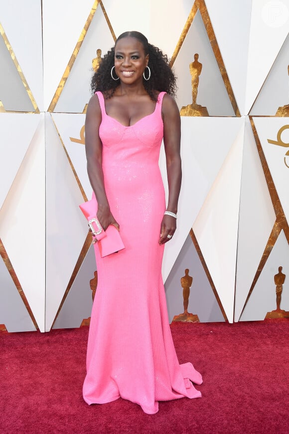 O rosa chiclete está com tudo na moda de 2021 e Viola Davis já apostava nessa trend no vestido longo usado no tapete vermelho do Oscar de 2018