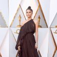 Vestido com design assimétrico, transparência e muita fluidez foi a aposta de Zendaya no Oscar 2018
