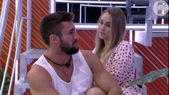 'BBB 21': Líder, Karol Conká deu para Carla Diaz a pulseira VIP e agora pode mandá-la ao Paredão