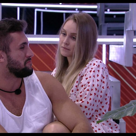 'BBB 21': Líder, Karol Conká deu para Carla Diaz a pulseira VIP e agora pode mandá-la ao Paredão