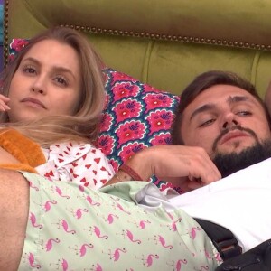 'BBB 21': Carla Diaz e Arthur trocaram beijo na casa e ganharam torcida das mães