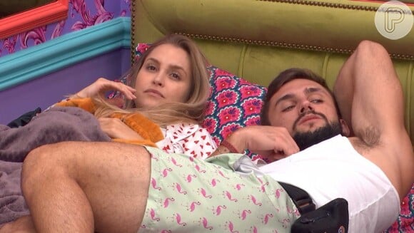 'BBB 21': Carla Diaz e Arthur trocaram beijo na casa e ganharam torcida das mães