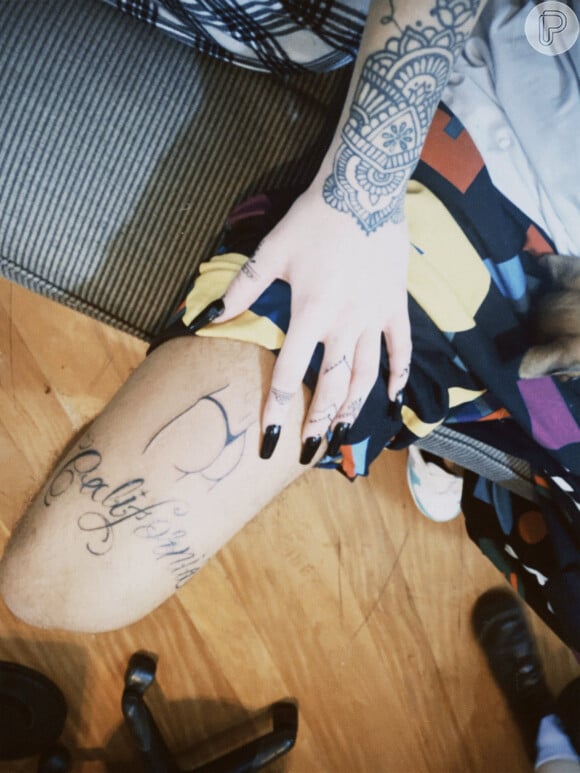 Vitão tatuou o bumbum de Luísa Sonza na perna