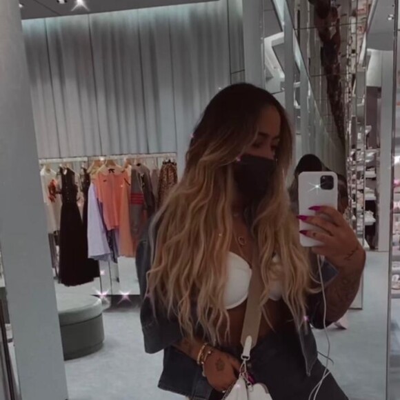 Rafaella Santos vai às compras no Rio de Janeiro