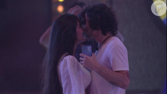 No 'BBB 21', Fiuk e Thaís protagonizaram o primeiro beijo da edição
